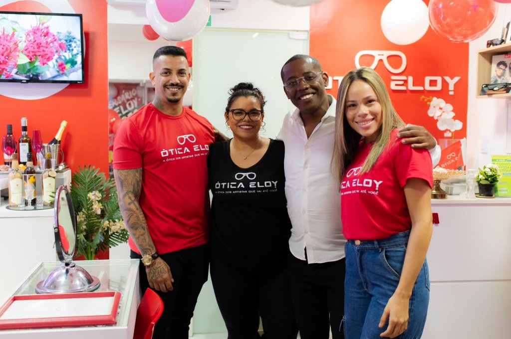 Cliente sorrindo usando óculos